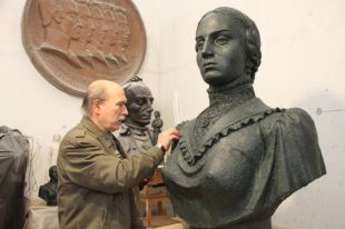 В пластилине изготовлен бюст.