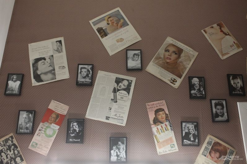 Стена в голливудской части салона украшена фотографиями американских актрис ХХ века.