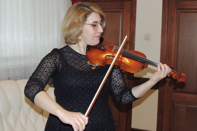 Солистка Омской филармонии Гоар Айрапетян тестирует скрипку мастера Дегани.