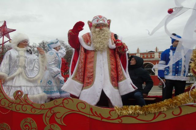 Главный Дед Мороз традиционно проехал по центральным улицам Калуги.