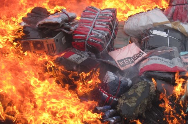 Тюменская таможня уничтожила партию поддельной одежды