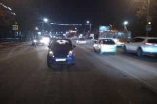 ДТП произошло в вечернее время, возможно, водитель не разглядел пешехода в темноте.