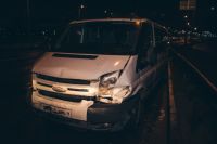 В Киеве часть моста упала на автомобиль