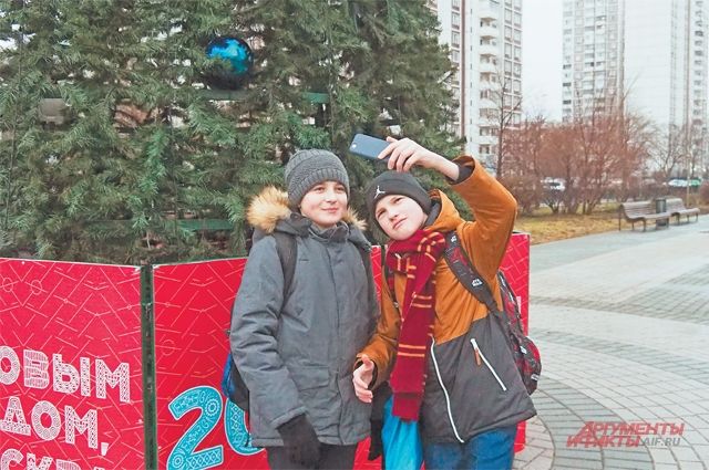 На обновлённом по программе «Мой район» Строгинском бульваре выросла новогодняя ёлка. 