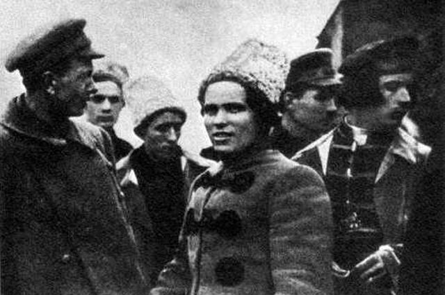 Лидеры повстанцев в 1919 году. Нестор Махно — в центре.