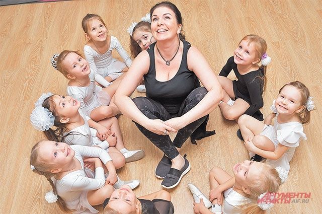 Светлана Аносова со своими маленькими ученицами.