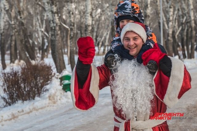 В Оренбурге в забеге приняли участие несколько десятков Дедов Морозов.