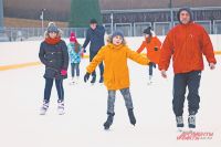 Скоро зимние забавы будут доступны в каждом дворе. Пока не выпал снег и не ударили морозы, можно ходить на каток с искусственным льдом в соседнем районе Покровское-Стрешнево.