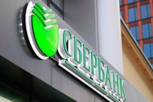 Уточнить график работы офисов Сбербанка можно на сайте в разделе «Отделения и банкоматы» или по телефону 8 (800) 555-55-50.