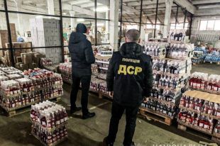 В Ровно изъяли почти 25 тысяч бутылок поддельной водки
