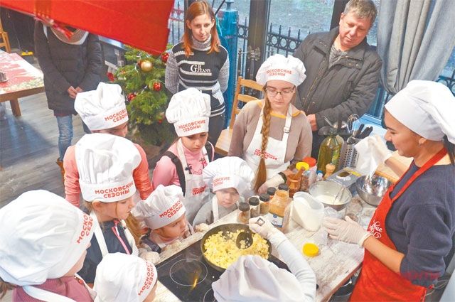 Дети готовят немецкий пирог «Кухен» с миндальными лепестками.