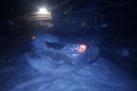 Занесенную снегом машину обнаружили бойцы оперативной группы.