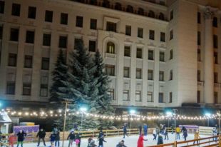 Под Офисом президента открыли каток: правила поведения и график