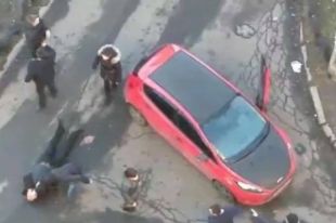 В Киеве подралась группа людей из-за машины во дворе жилого дома