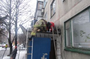 В Донецкой области пожилая женщина выпала из окна на третьем этаже