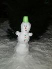 "Жизнерадостный" снеговик желает омичам счастливого нового года.