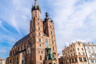 Турист из Украины снимал Краков с дрона, но он рухнул на крышу храма