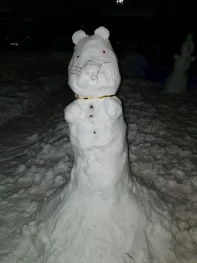 За крысой подглядывает снеговик в 