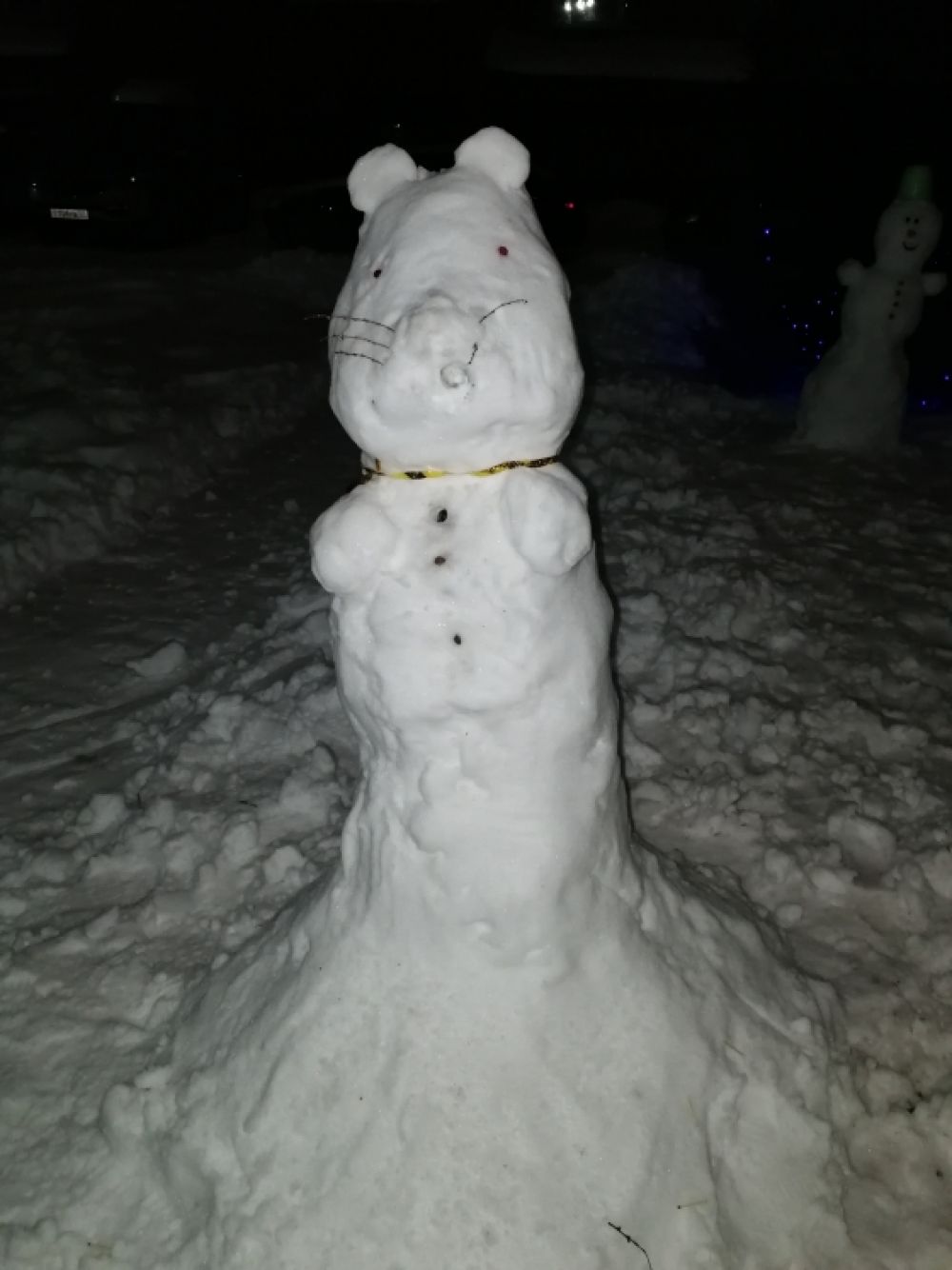 За крысой подглядывает снеговик в "цилиндре".