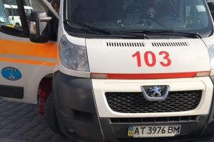 В Ивано-Франковске местный житель забрался на главную елку города: детали