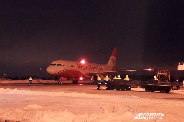 По словам пассажиров, причиной могла стать неготовность аэродрома в Сыктывкаре.