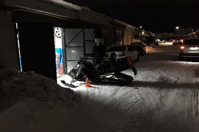 В Тарко-Сале водитель перевернулся на снегоходе, выезжая из гаража