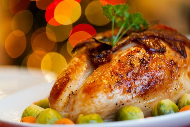 Здоровому человеку можно всё попробовать за праздничным столом. Но важна умеренность, качество продуктов и последовательность приёма пищи.