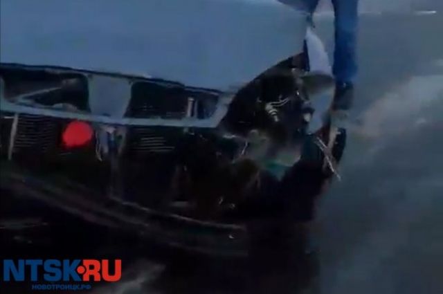 Под Новотроицком водитель врезался в отбойник.