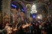 Верующие во время рождественского богослужения в Петро-Павловском кафедральном соборе в Симферополе.
