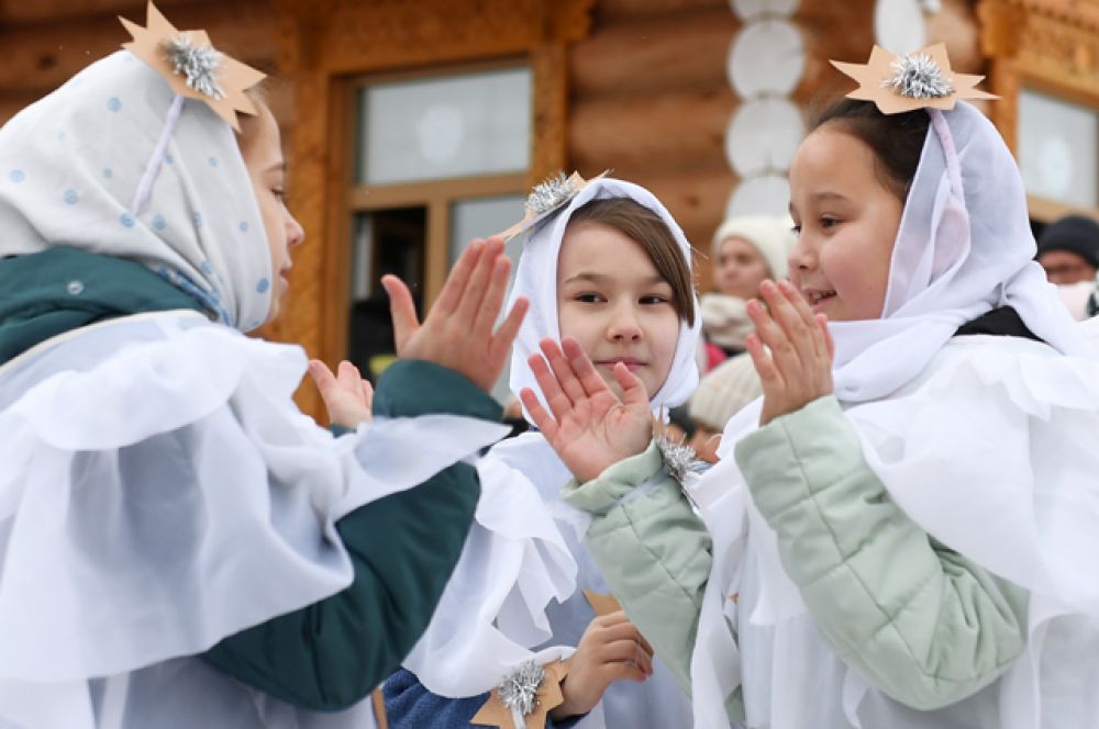 Участники празднования русской культуры на территории храма святителя Николая Чудотворца в селе Никольское.