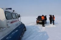 Выезжать на лёд нужно медленно, без толчков и торможений, со скоростью не более 10 км/час, советуют спасатели