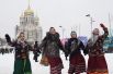 Женщины на национальных костюмах во время празднования Рождества на центральной площади Владивостока.
