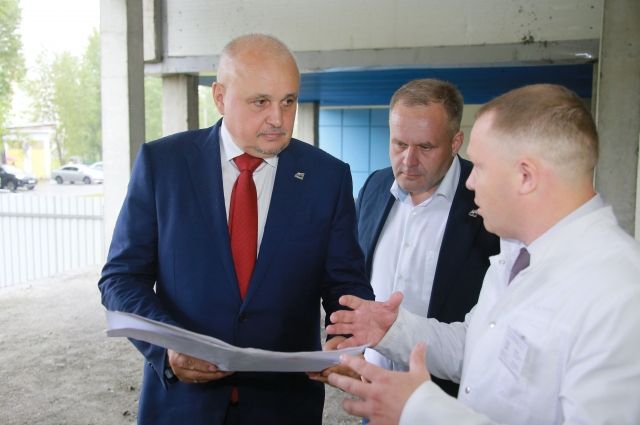 Губернатор посещал долгострой в Междуреченске в августе и обсудил его будущее с врачами.