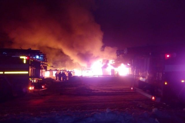 Пожарным пришлось работать по повышенному уровню сложности: для тушения пламени привлекли 8 машин и 24 сотрудников.