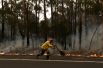 Пожарный в районе города Улладалла в штате Новый Южный Уэльс.
