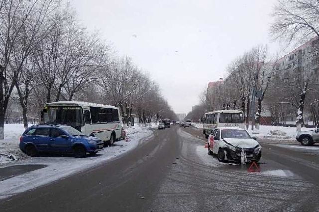 В Оренбурге в ДТП с «Ладами» и автобусом пострадал 2-годовалый ребенок.