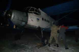 В Коломые задержали самолет, которым контрабандисты возили в ЕС сигареты