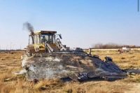 В Иране обломки самолета МАУ сгребают бульдозером