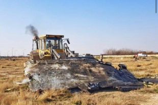 В Иране обломки самолета МАУ сгребают бульдозером