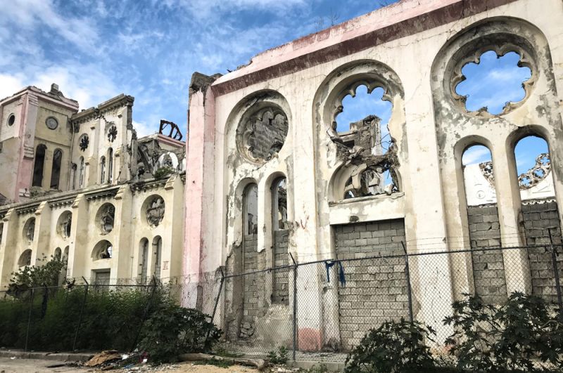 Спустя 10 лет собор в центре столицы Гаити до сих пор находится в руинах.
