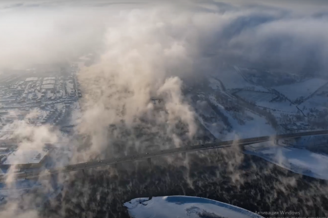 На кадре из фильма видно, как испаряющаяся с Енисея вода формирует туман, уходящий через о. Татышев на Партизана Железняка, и перекрывающий солнце для жителей левобережья.