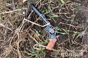 В Киевской области мужчина с револьвером набросился на полицейских