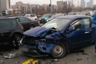 В столице произошло ДТП, столкнулись сразу три автомобиля