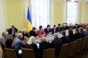 Президент встретился с родными украинцев, которые погибли в авиакатастрофе