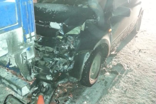 В Пуровском районе автомобилист на LADA Granta врезался в стоящий КамАЗ