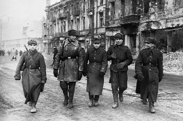 Солдаты Красной Армии и Войска Польского на улицах освобожденной Варшавы.