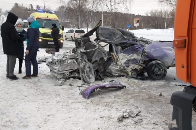 После столкновения с КАМАЗом легковушка превратилась в груду металла, а ее водитель и пассажир получили травмы, несовместимые с жизнью.