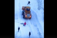 Жителей Надыма возмутил снегоуборщик, работающий возле детей