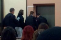 Марию Плёнкину, осуждённую за убийство дочери, выводят из зала суда