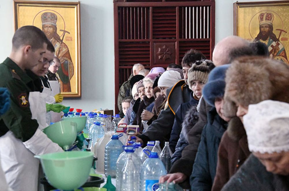 Верующие в праздник Крещения в кафедральном соборе Казанской иконы Божией Матери в Чите.